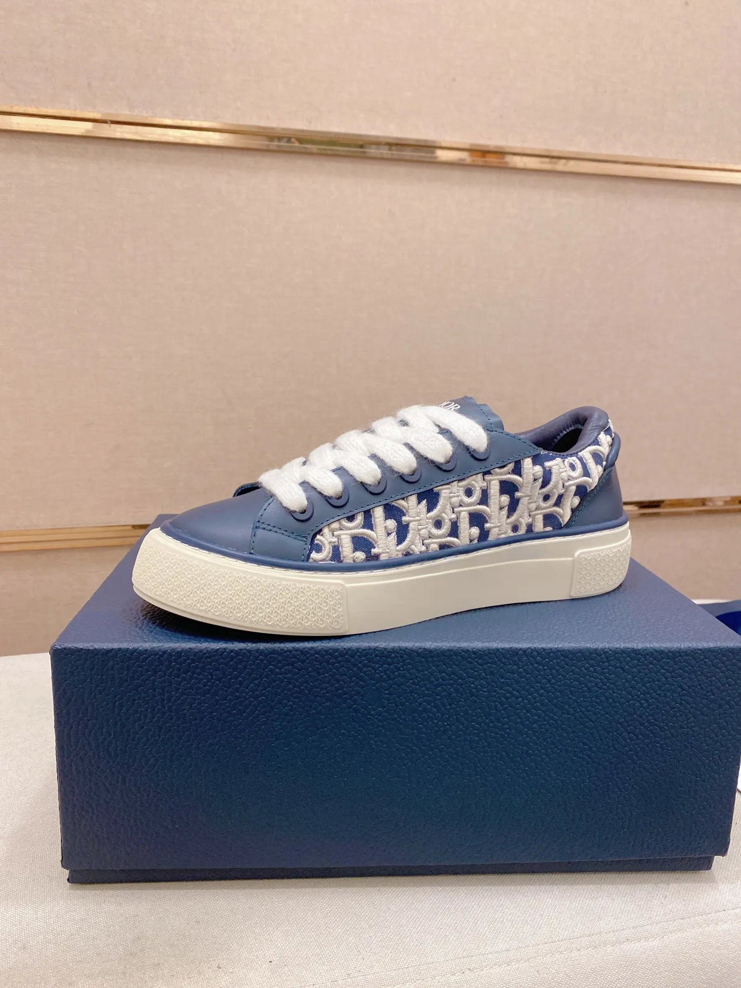 Factory price: 300 Men's shoes 💰[Dior·Dior] Top 🔍Couple style 💏🔍New casual sports style couple shoes, new four-season design, perfect workmanship, lace-up lazy style to create cabinet quality, upper: imported first-layer cowhide, sheepskin lining is soft and comfortable, ultra-light TPU wear-resistant outsole, simple, versatile fashion men's shoes, excellent color code number 35--44